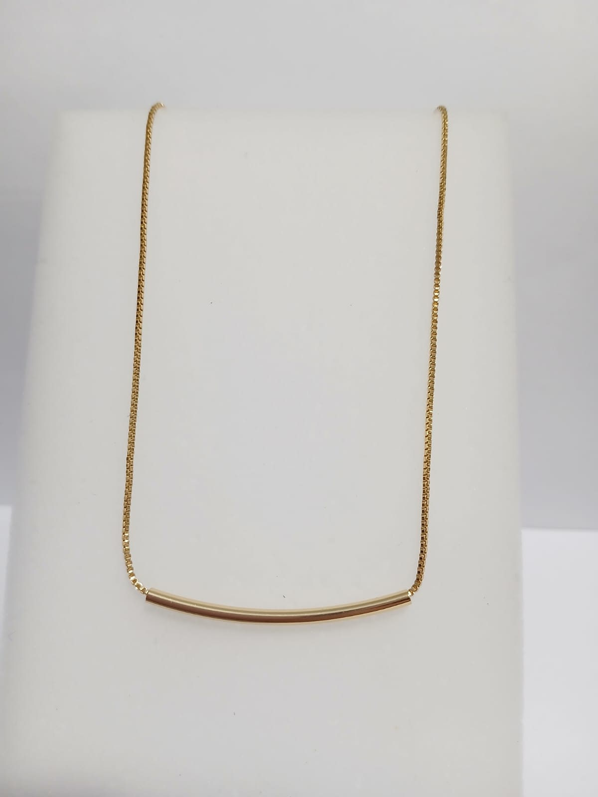 Colar minimalista de barra curva