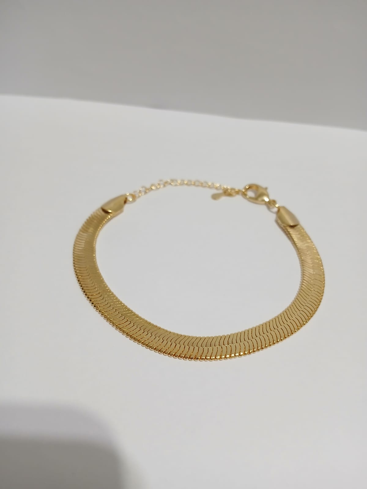 Pulseira dourada de malha